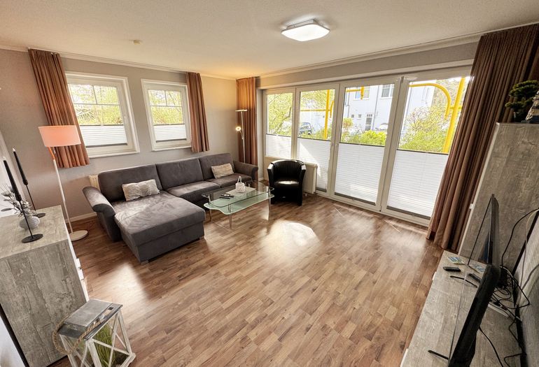 gemütliches Wohnzimmer mit TV