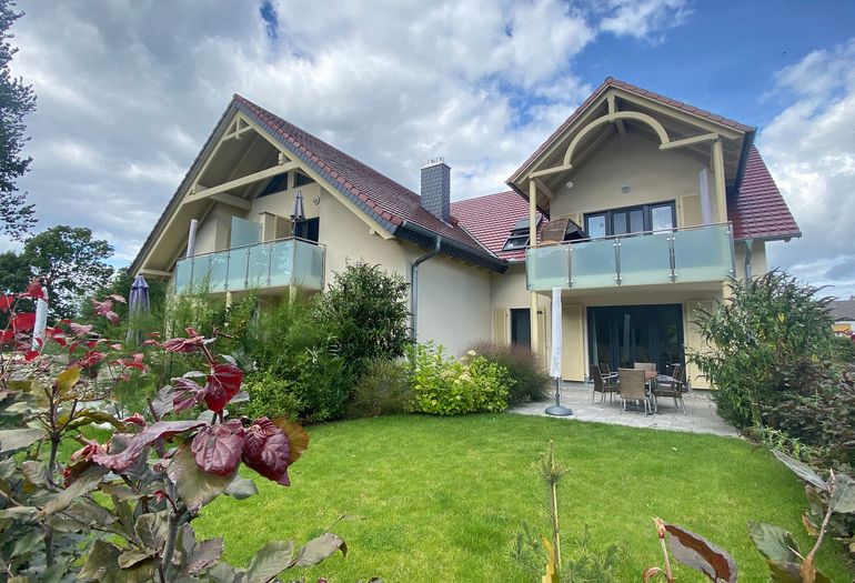 seitlicher Blick vom Garten zum Haus Sterntaucher