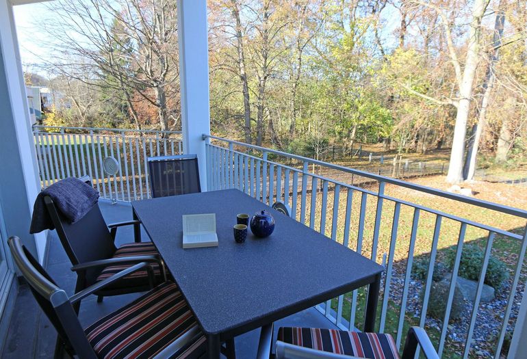 bestuhlter Balkon