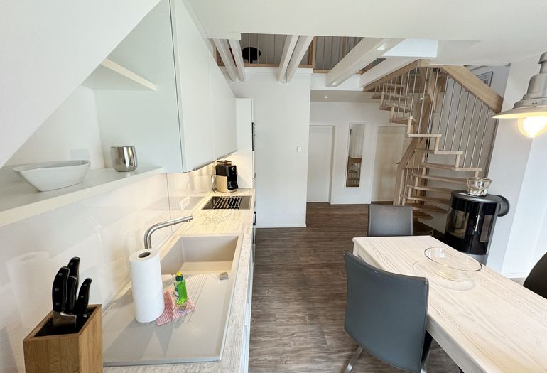 Blick über die Küchenzeile und den angrenzenden Essbereich Blick über die Küchenzeile und den angrenzenden Essbereich