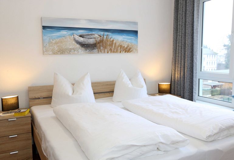 Schlafzimmer mit Doppelbett und Kleiderschrank