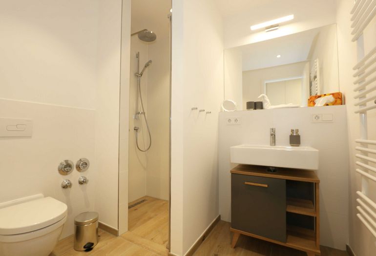 Großes Badezimmer mit Dusche