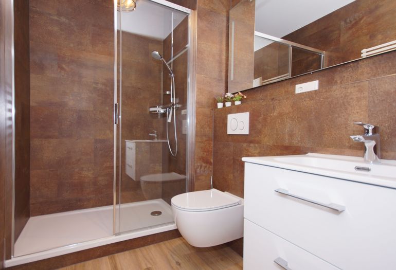 Badezimmer mit Dusche und WC Badezimmer mit Dusche und WC