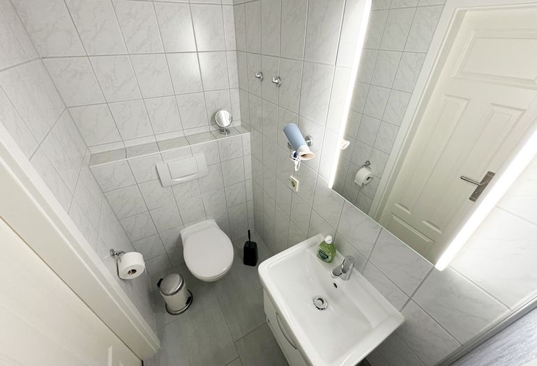 Badezimmer mit Waschplatz