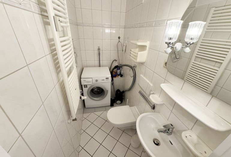 Gäste-WC mit Waschmaschine