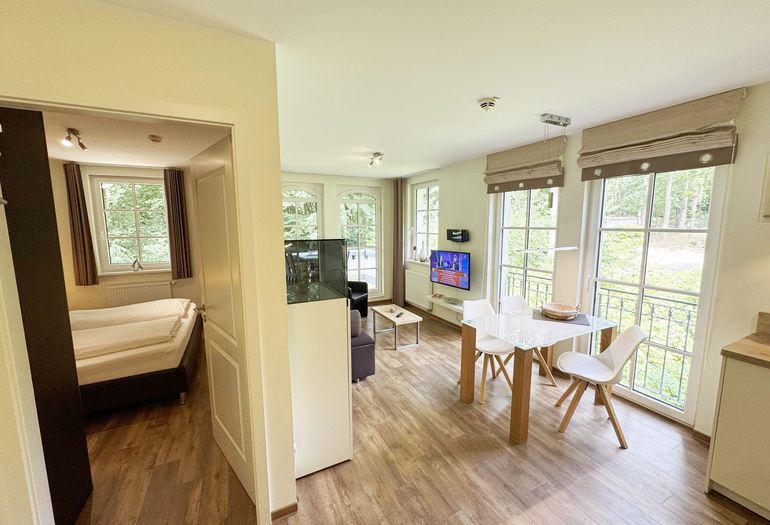 Blick ins Schlafzimmer sowie Ess-/Wohnbereich Blick ins Schlafzimmer sowie Ess-/Wohnbereich