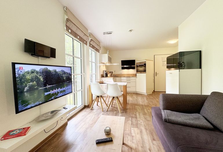 gemütlicher Wohnbereich mit Couch und LED-TV