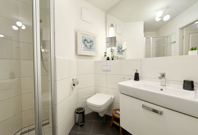 Badezimmer mit Dusche und WC Badezimmer mit Dusche und WC