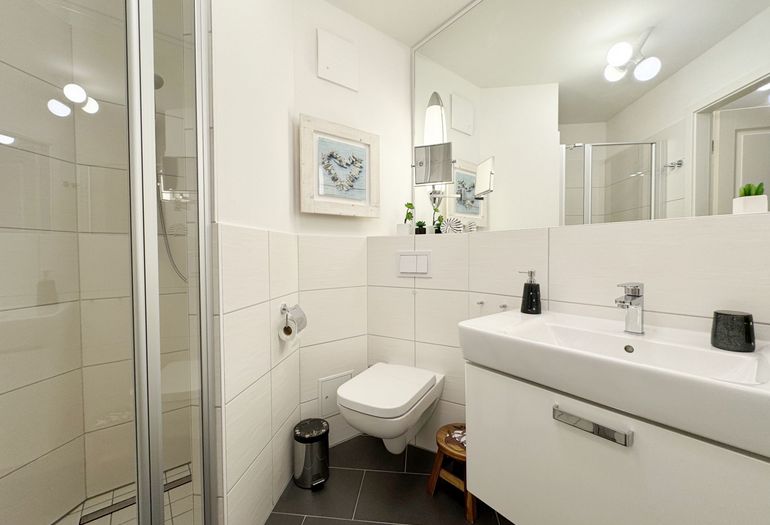 Badezimmer mit Dusche und WC Badezimmer mit Dusche und WC