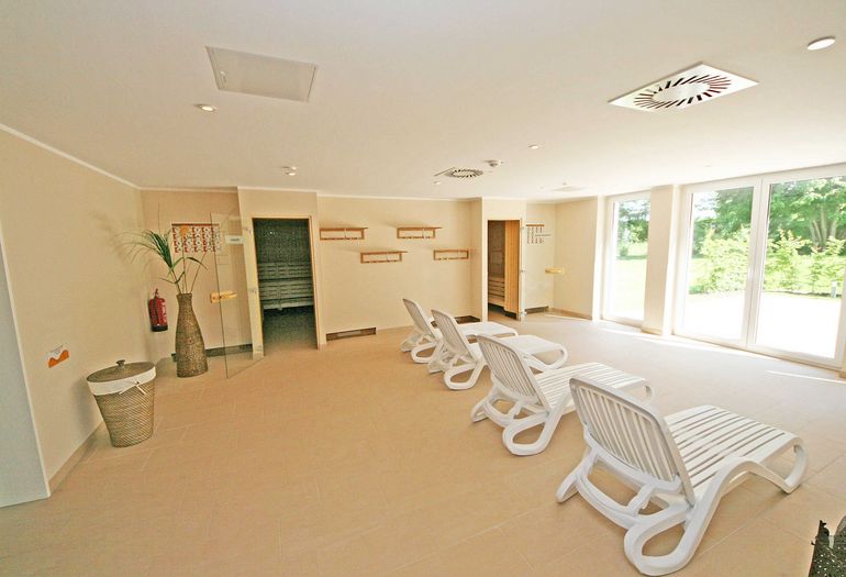 Wellnessbereich und Blick zur Sauna