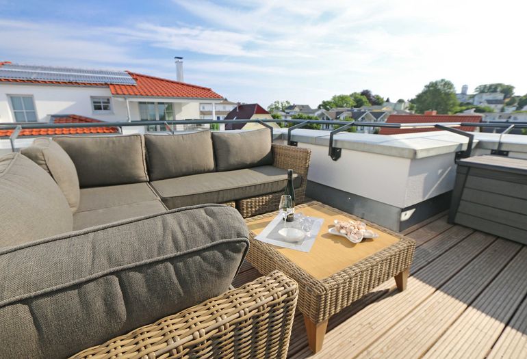 bestuhlte Dachterrasse lädt zum Entspannen ein