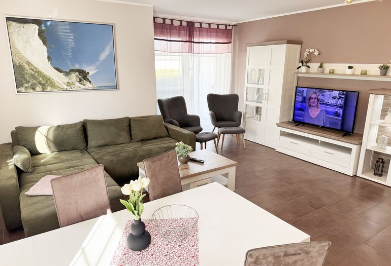 Wohnbereich mit Zugang zur Terrasse