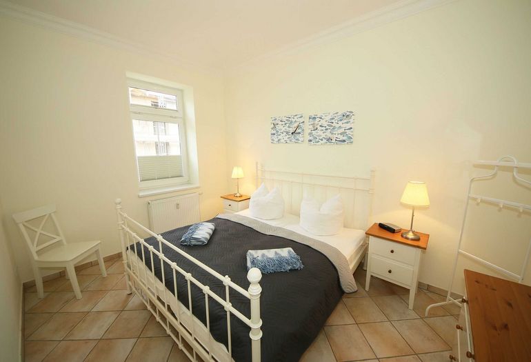 Schlafzimmer mit Doppelbett