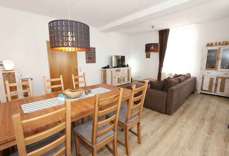 Esstisch mit Stühlen