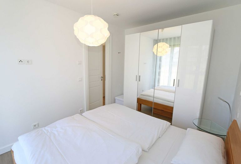 1. Schlafzimmer mit Kleiderschrank