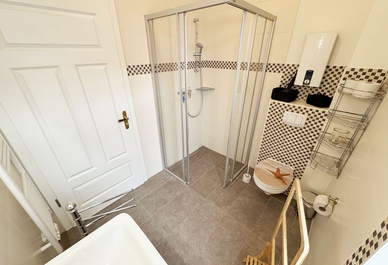 modernes Badezimmer mit Dusche und WC