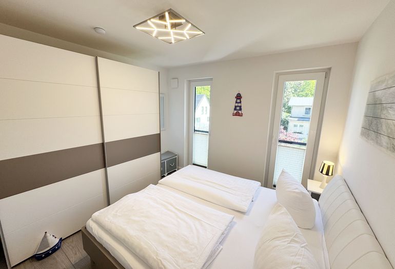 1. Schlafzimmer mit Doppelbett und Kleiderschrank