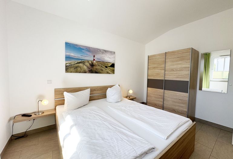 1.Schlafzimmer mit Doppelbett und Kleiderschrank
