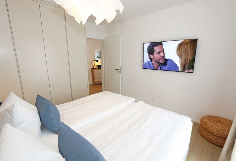 1. Schlafzimmer mit Doppelbett und TV