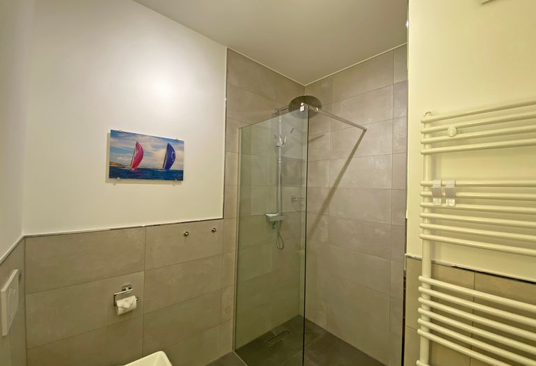 Badezimmer mit Dusche