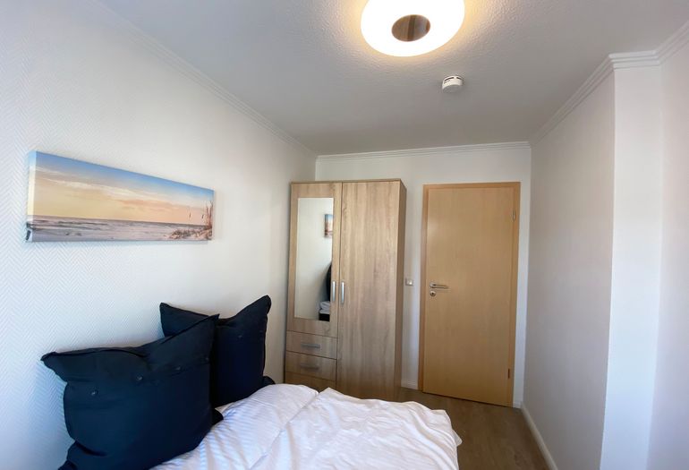 2. Schlafzimmer mit Kleiderschrank 2. Schlafzimmer mit Kleiderschrank