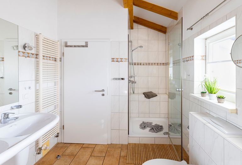 Badezimmer mit Dusche