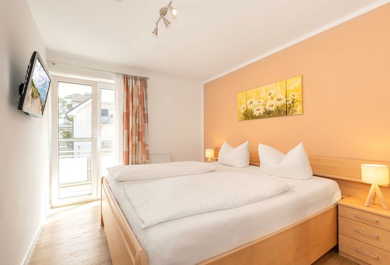 Schlafzimmer mit Zugang zum Balkon