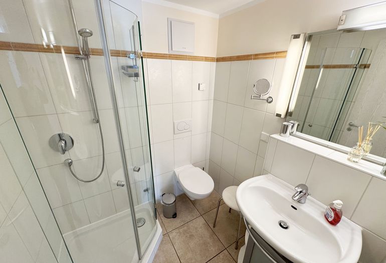 2. Badezimmer mit Dusche und Waschbecken