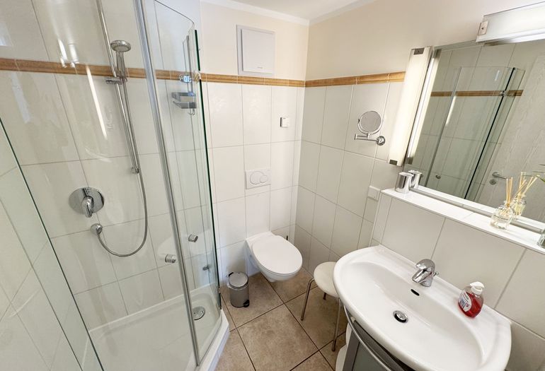 2. Badezimmer mit Dusche und Waschbecken 2. Badezimmer mit Dusche und Waschbecken