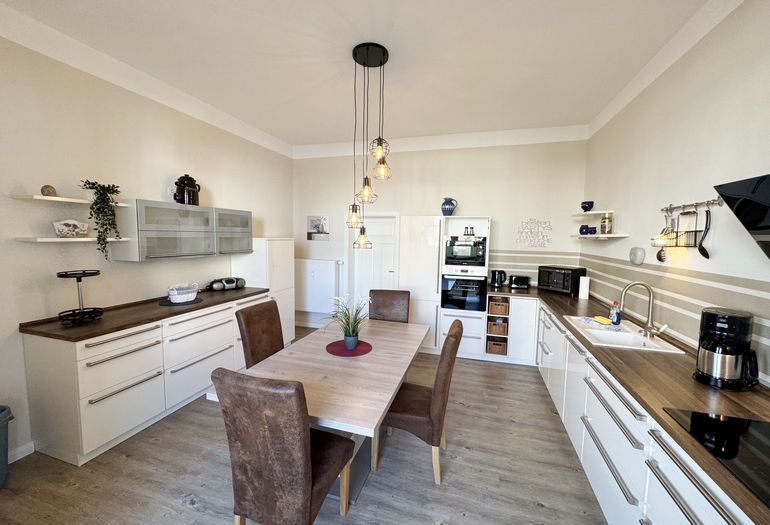 Küchenzeile mit diversen Küchenhelfern Küchenzeile mit diversen Küchenhelfern