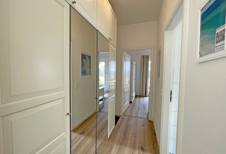 Flur mit großem Schrank