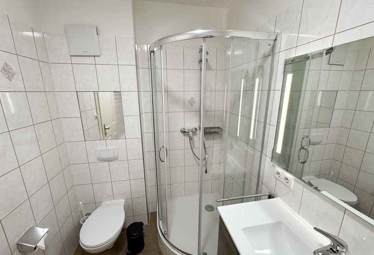 innenliegendes Badezimmer mit Dusche und WC