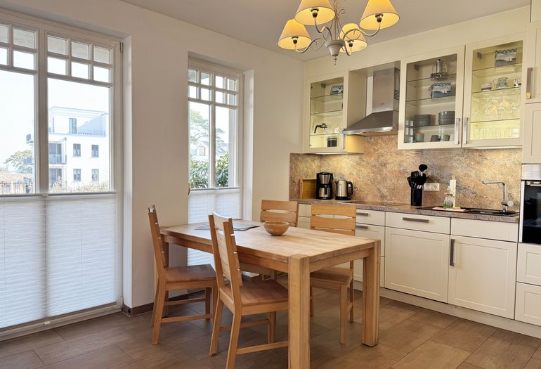 Essbereich mit Stühlen