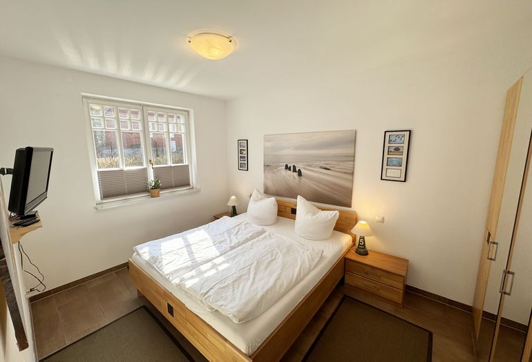 1.Schlafzimmer mit Doppelbett mit Nachttischablagen
