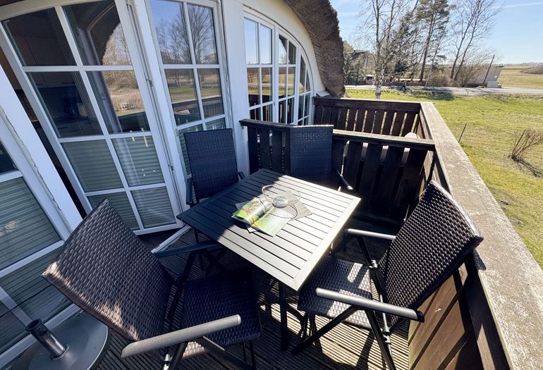 bestuhlter Balkon vom Wohnbereich