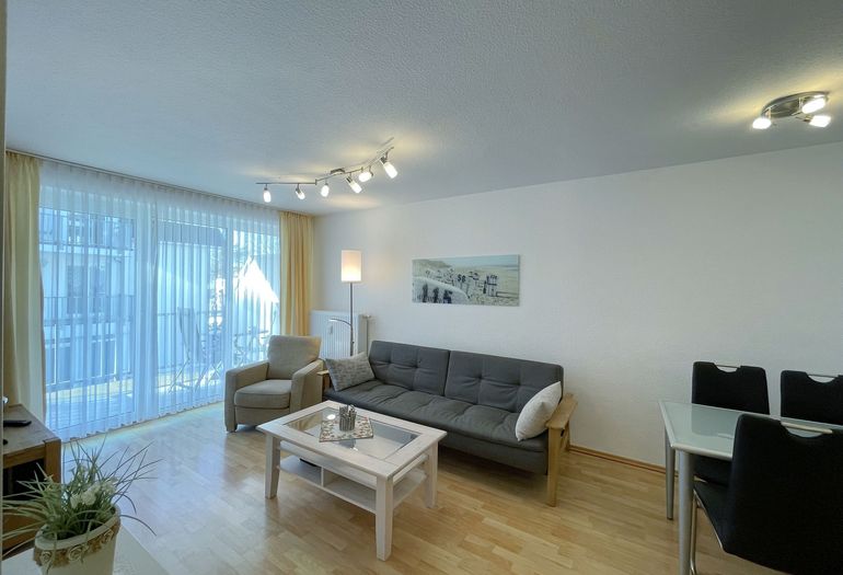 Blick zur Couch und zum Estisch