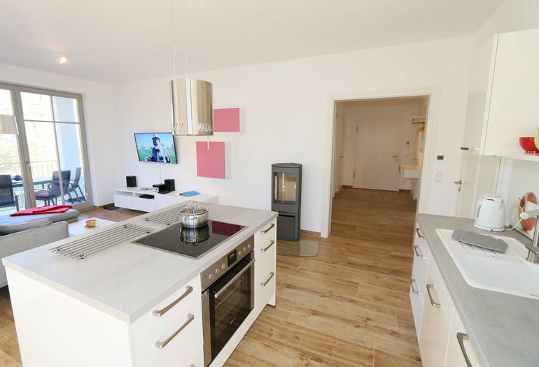 moderne Küchenzeile mit Backofen