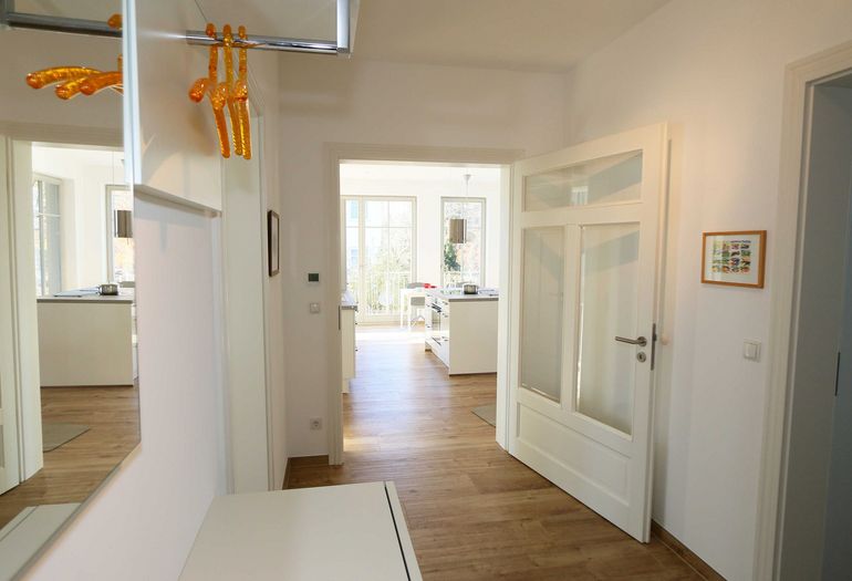 großzügiger Flurbereich mit Garderobe großzügiger Flurbereich mit Garderobe