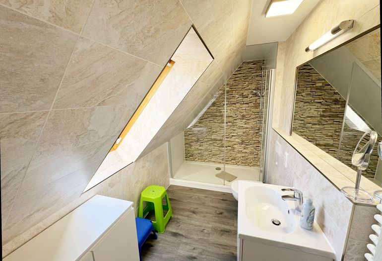 Badezimmer mit flachem Duscheinstieg