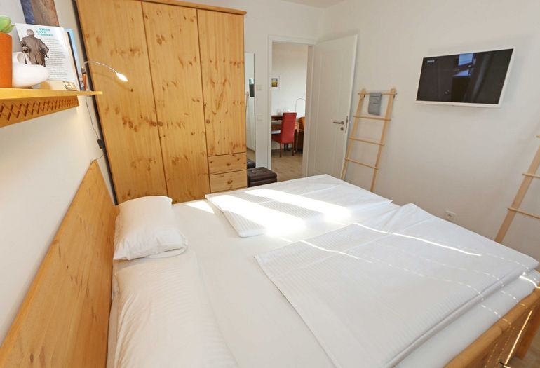 Doppelbett mit TV