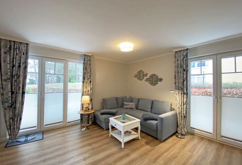 Wohnzimmer mit gemütlicher Couch