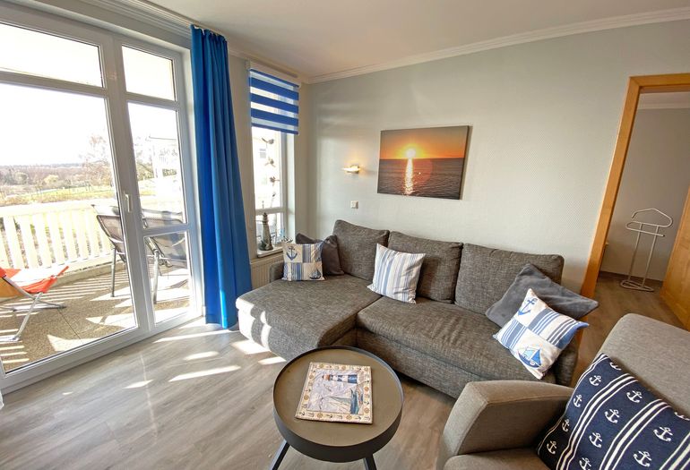 Wohnzimmer mit gemütlicher Couch