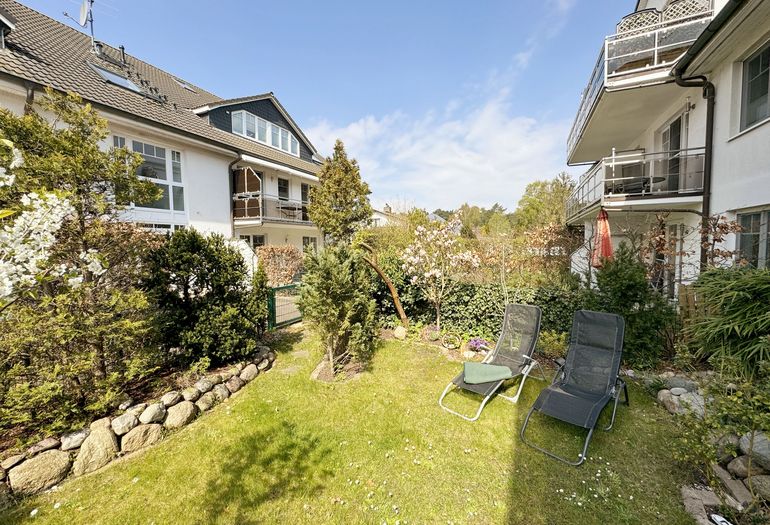 Terrasse mit Liegewiese