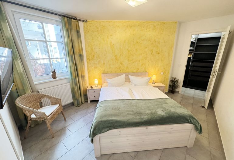 Schlafzimmer mit angrenzendem Kleiderschrank