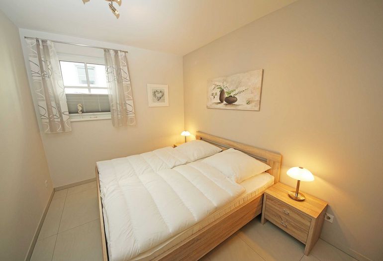 Schlafzimmer mit Doppelbett