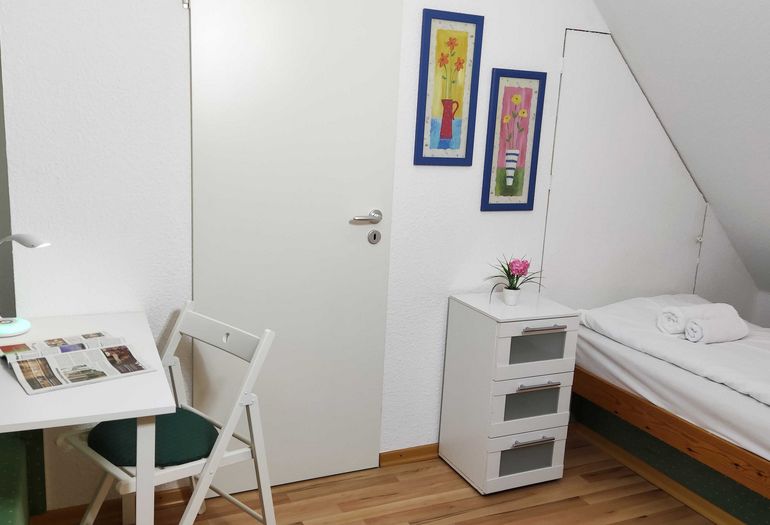 2. Schlafzimmer mit kleinem Schreibtisch