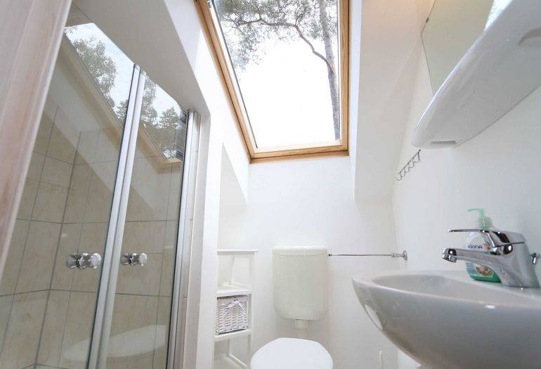 kleines Badezimmer mit Dusche