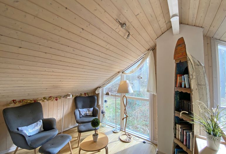 Galerie mit kleinem Bücherregal