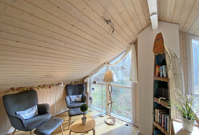 Galerie mit kleinem Bücherregal