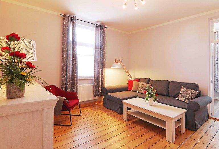 Wohnzimmer mit gemütlicher Couch